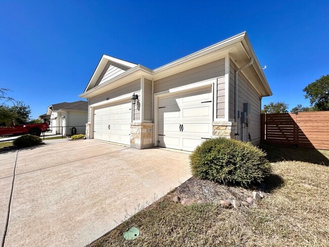 Building Photo - Spacious 3-Bed, 2-Bath Home with 2-Car Gar...