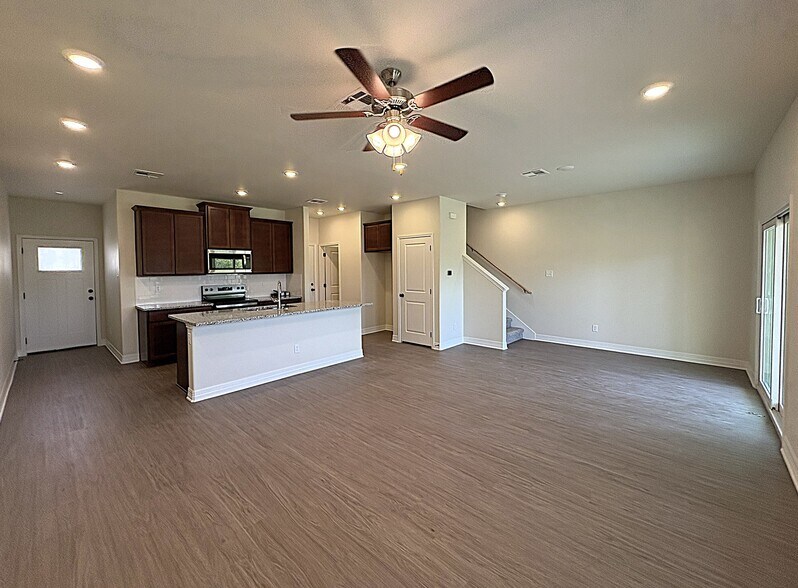 Building Photo - 1154 Lindsey Dr