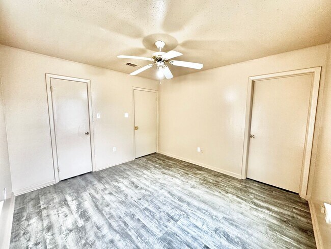 Building Photo - Three Bedroom Apartment with Spacious Dining and Living Area