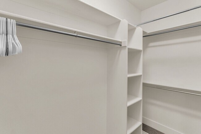 Building Photo - 8381 Meadowview Ct