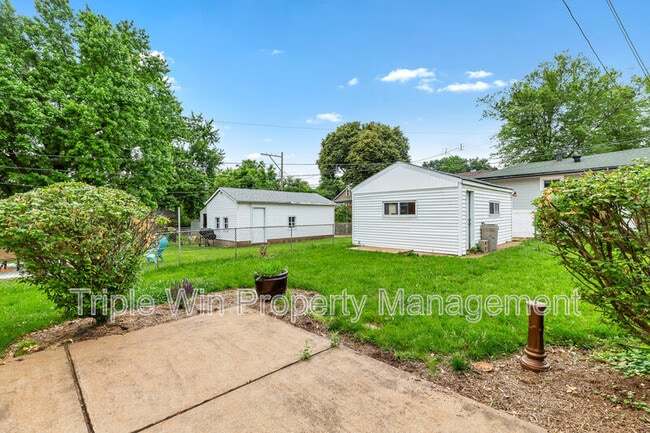 Building Photo - 7035 Plainview Ave