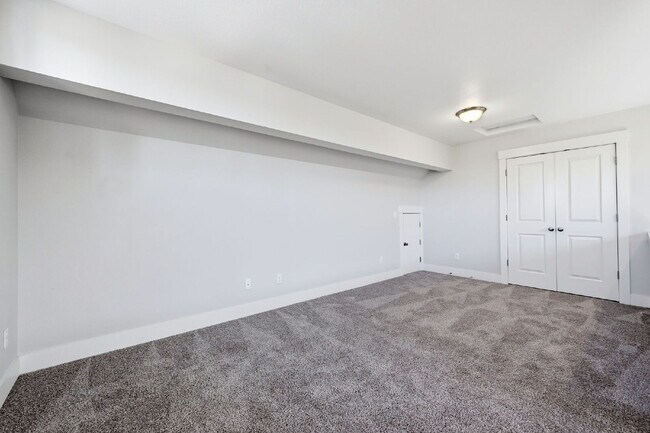 Building Photo - 3BR/2.5BA Townhome in Larkspur — Old Mill, Downtown & Bachelor All Close By