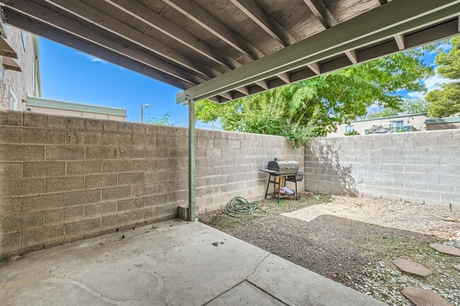 Building Photo - 5957 Vegas Dr