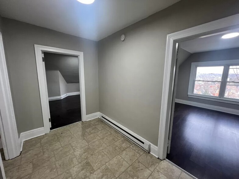 Entrance into bedrooms - 1749 Crafton Blvd