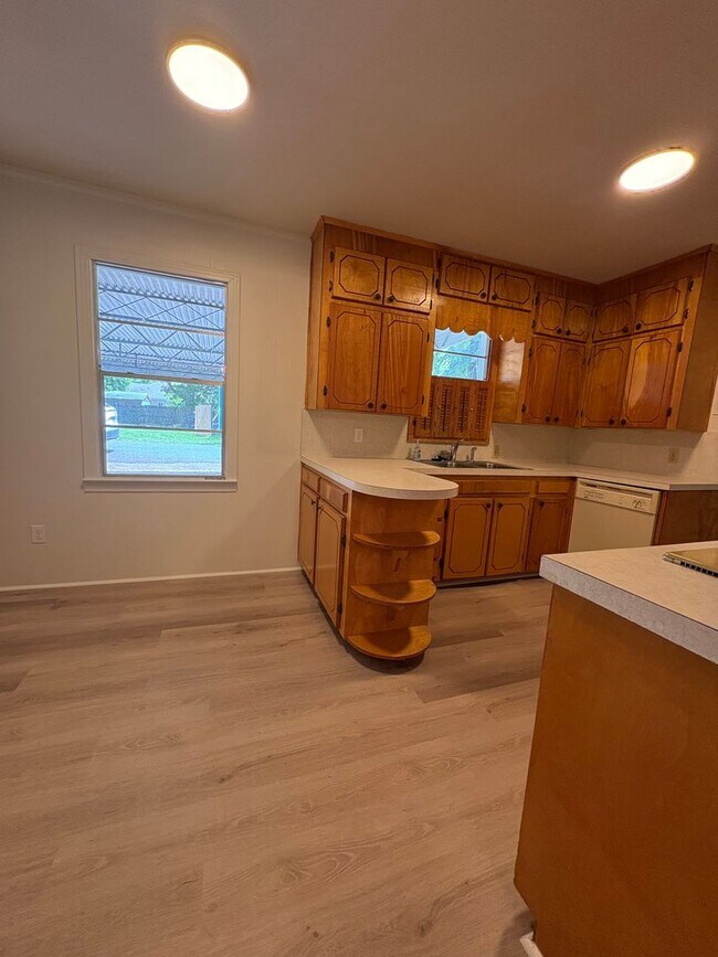 Building Photo - Beautiful 4 bedroom/1 bath with Central Air & Heat on Corner Lot