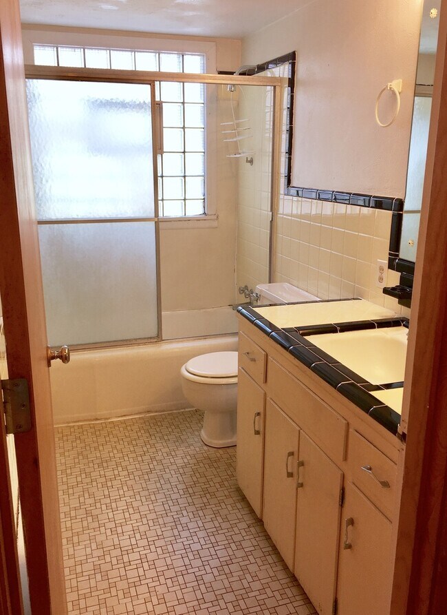 Building Photo - 2 Bedroom Apartment Right off East MU Campus