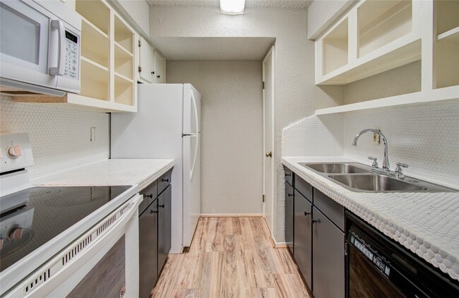 Building Photo - 6410 Del Monte Dr