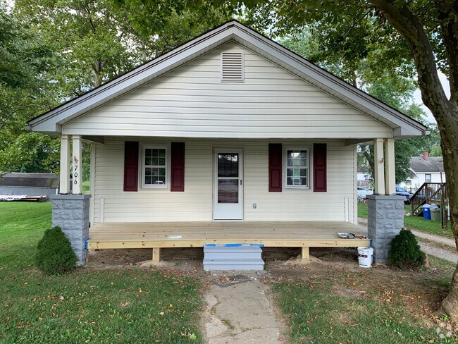 Front Porch - 706 N Bridge St