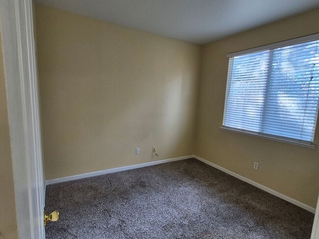 Building Photo - 4 Bedroom 3 Bath home with loft and bonus room