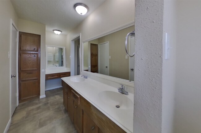 Building Photo - 1838 Turtle Creek Dr