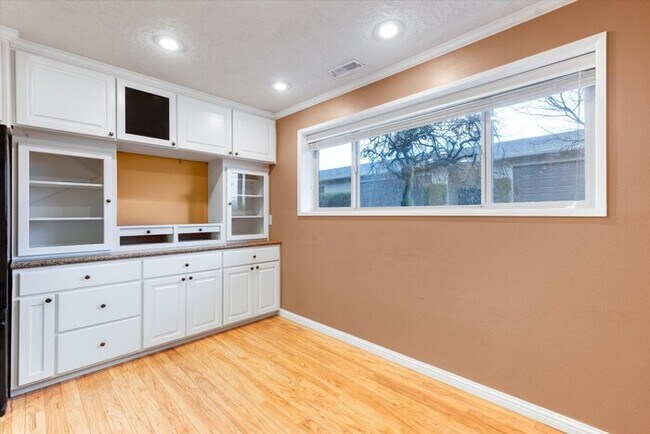 Building Photo - RIVERFRONT CONDO IN LONGVIEW