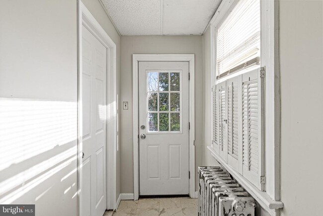 Building Photo - 307 Roxborough Ave