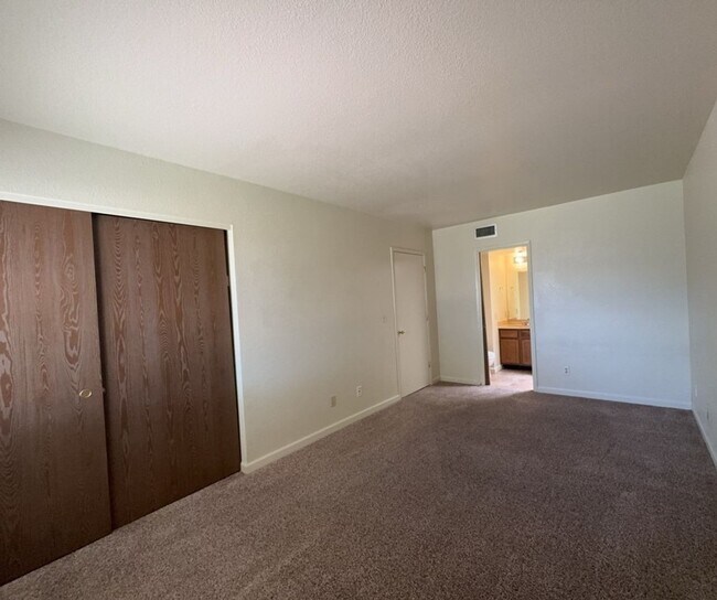 Building Photo - Spacious condo! Includes washer & dryer