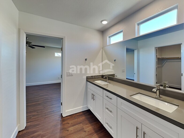 Building Photo - 8824 Tiger Tooth Ave