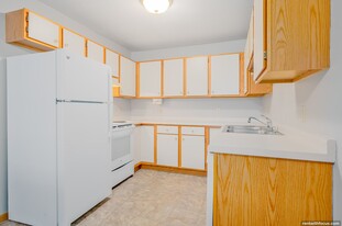 Building Photo - Lincoln Ridge