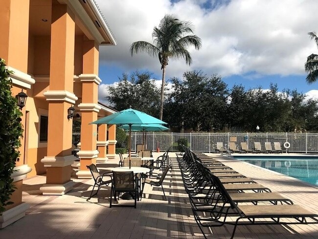 Building Photo - 241 SW Palm Dr