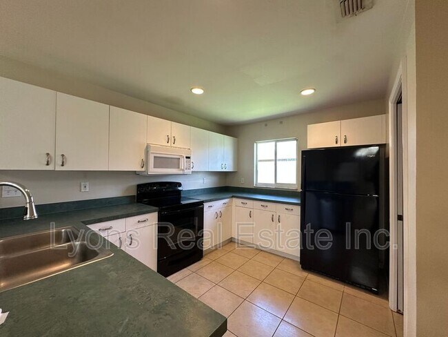 Building Photo - 8397 Bahamas Rd