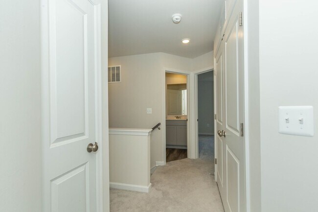 Building Photo - 3 Bed, 2 Full/2 Half Bath, Well Maintained Townhome in Inwood, WV