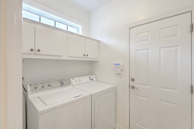 Building Photo - FULLY FURNISHED Mount Pleasant Home! 6 mon...