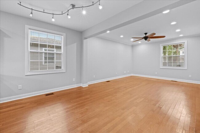 Building Photo - 830 E Duffy St