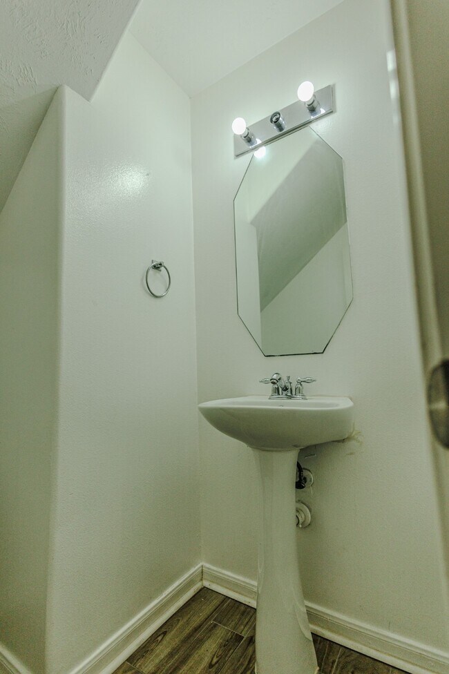 Building Photo - 19334 Strathmore Pl Ln