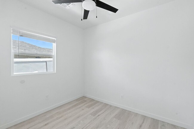 Building Photo - 840 E 6th St