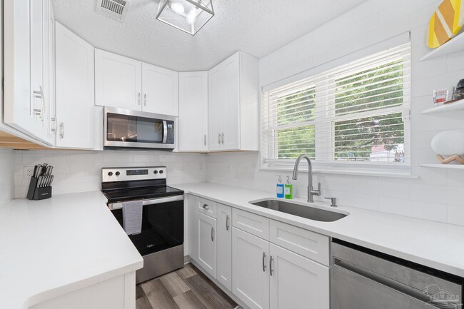 Building Photo - 8 Goodman Ln