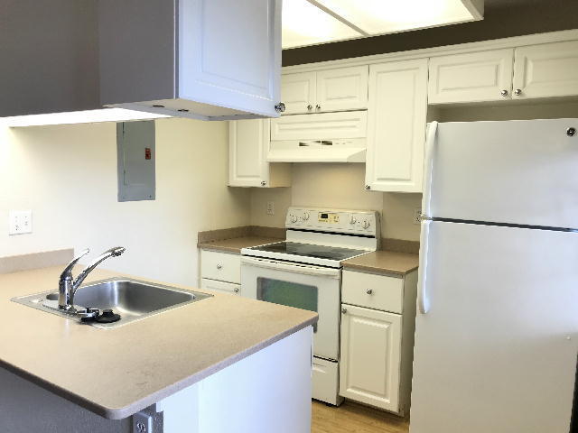Building Photo - ROYAL PALMS studio, pkg, W/D, patio, pool