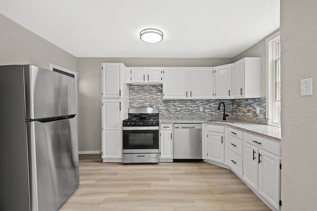 Primary Photo - Stunning 2 bedroom home in Carrick availab...