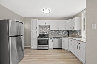 Building Photo - Stunning 2 bedroom home in Carrick availab...