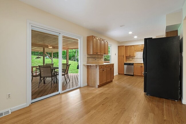 Building Photo - 3-Bedroom Home in North AVL with Studio an...