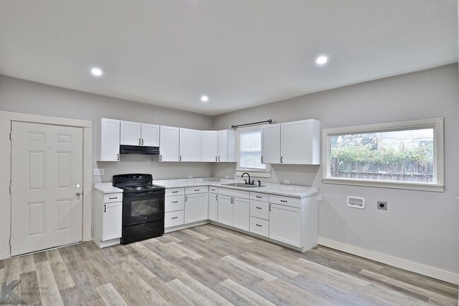 Building Photo - 2 bed 1 bath; AVAILABLE NOW!