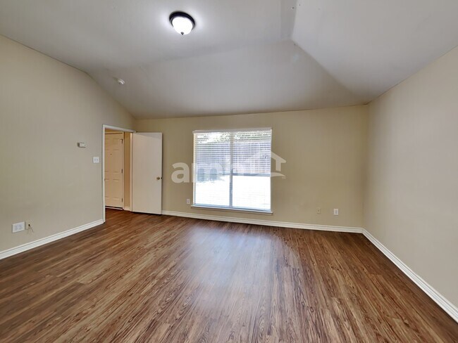 Building Photo - 737 Oak Dale Ave