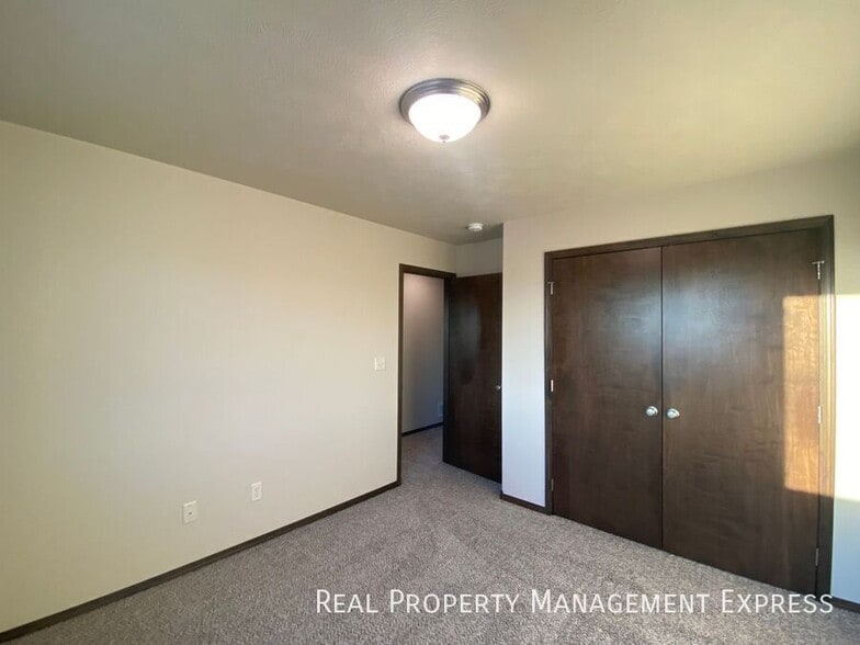 Building Photo - 3 Bed 2.5 Bath Townhome