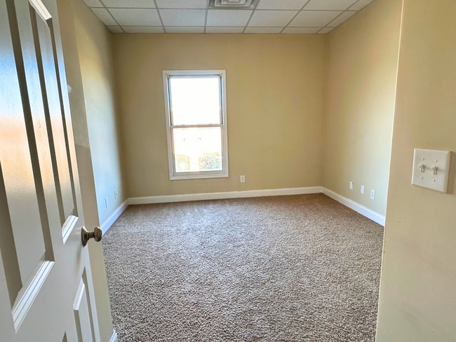 Building Photo - Upper Level Apartment in Wyndhurst with Gr...