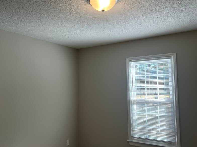 Building Photo - 2703 Byerly Dr N