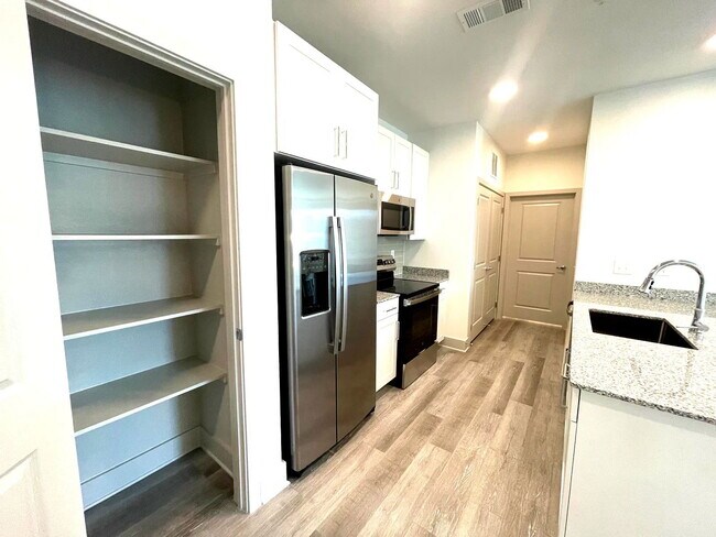 Building Photo - 2601 N Austin Ave