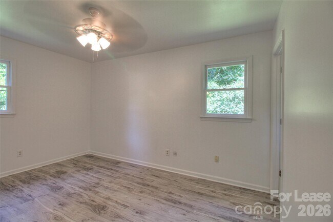 Building Photo - 1015 Sharon Dr