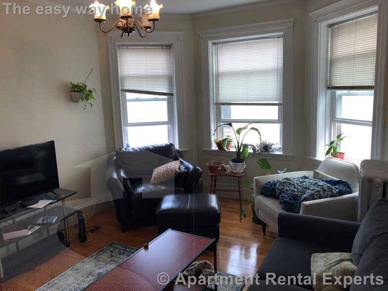 Building Photo - 14 Centre St