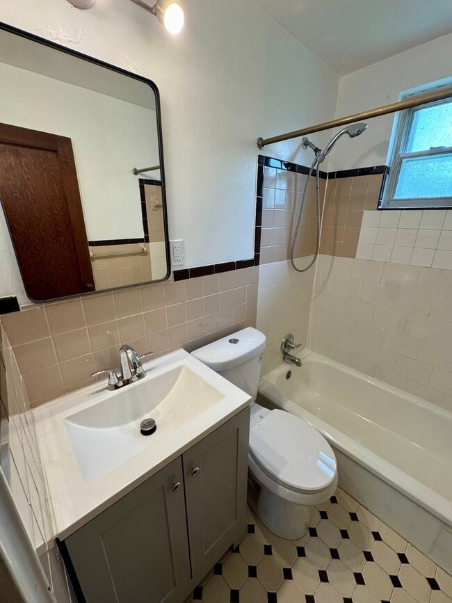 Building Photo - Charming 4 Bed 1.5 Bath house with BRAND NEW KITCHEN!!!