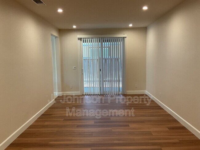 Building Photo - 644 Albany St