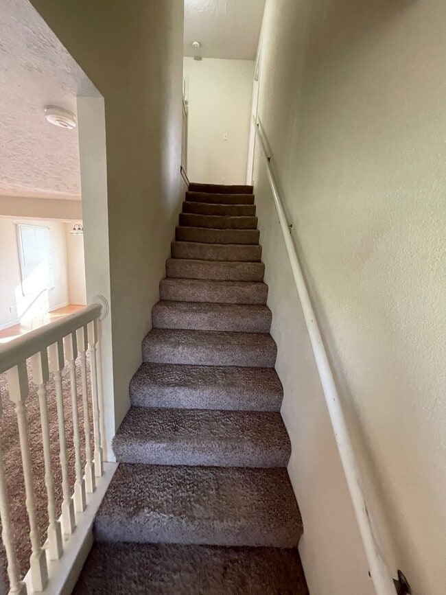 Building Photo - Spacious 3 bedroom, 2.5 bathroom Duplex