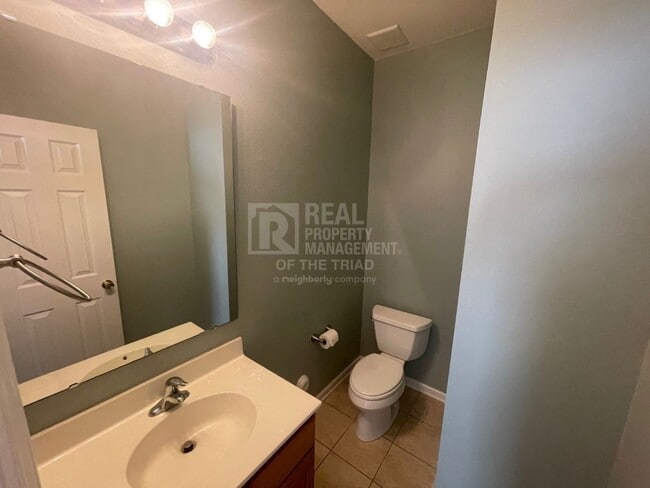 Building Photo - Amazing End Unit 3bd/2.5ba Townhome zoned ...