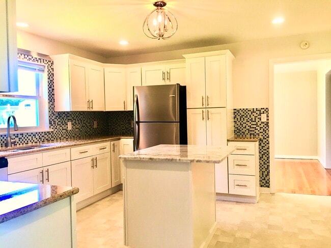 Building Photo - 802 Hillmoor Dr