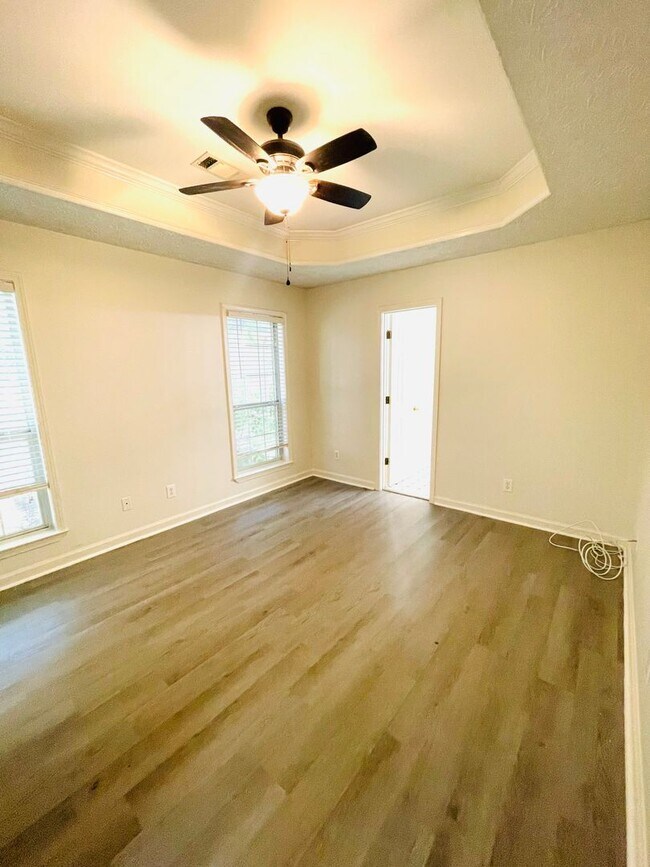 Building Photo - ** 3 Bed 2 Bath located off McQueen Smith ...