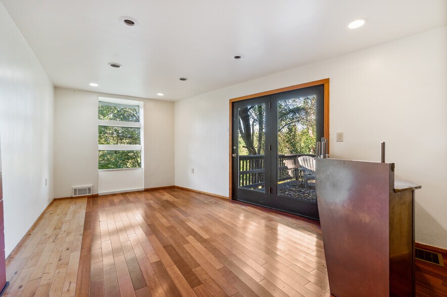 Building Photo - 740 Olivant Plz