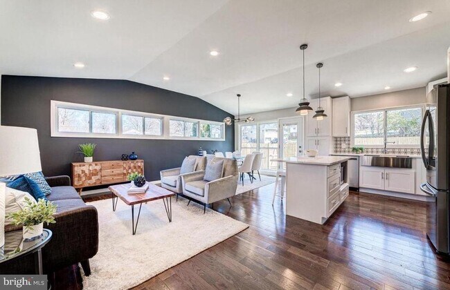 Building Photo - 4207 Woodland Dr