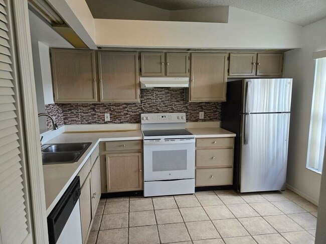 Building Photo - Don’t miss this beautiful 3-bedroom, 2-bat...