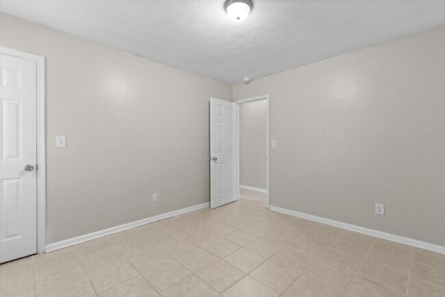 Building Photo - 6048 Brookwood Dr