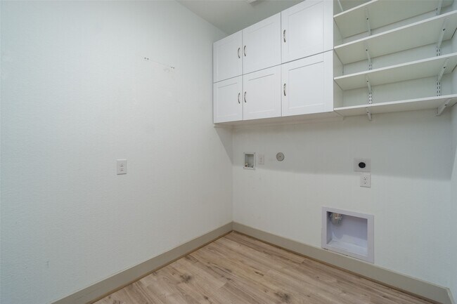 Building Photo - 2572 Ravenna Ct